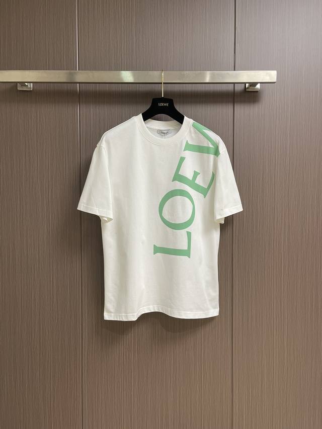 Loewe罗意威 2025Ss 字母大Logo印花短袖T恤，面料采用 克重精梳棉，定制1*1螺纹，成衣两遍水洗处，面料舒适亲肤无异感，定制定染面料， 纺织密度高