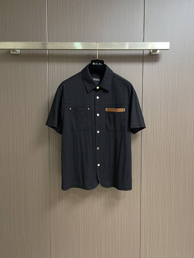 整套 Zegna 2025Ss当季新款短袖衬衫短裤套装，这款短袖衬衫选用精细面料制成，质感自然清爽透气，是随性精致穿搭的理想之选。饰有考究细节，是精致休闲衣的经