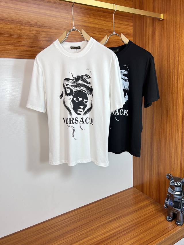 Versace 范思哲 2025春夏新品 三标齐全 丝光棉 短袖T恤 好货不用过多介绍 看细节 专柜码数：M-Xxxl 175 140建议L ，