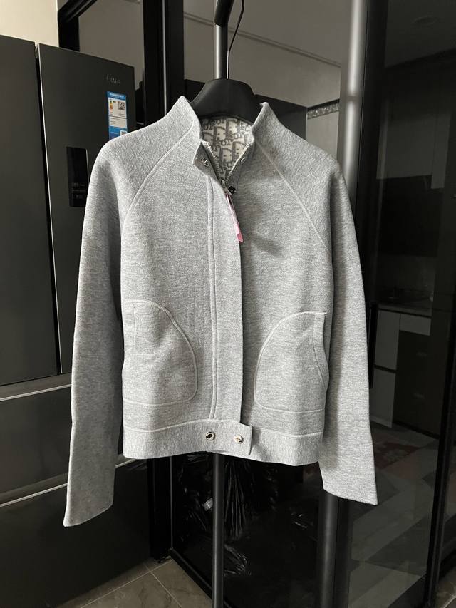 隔天 Dior 迪奥 25Fw 新款老花Logo双面羊绒针织夹克外套 女款-灰色 Cd，没有辜负众望，沉甸甸的一件针织羊绒外套阿尔卑斯的山羊绒，质感才是王者这种