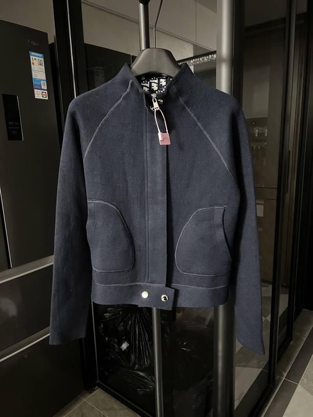 隔天 Dior 迪奥 25Fw 新款老花Logo双面羊绒针织夹克外套 女款-藏青 Cd，没有辜负众望，沉甸甸的一件针织羊绒外套阿尔卑斯的山羊绒，质感才是王者这种