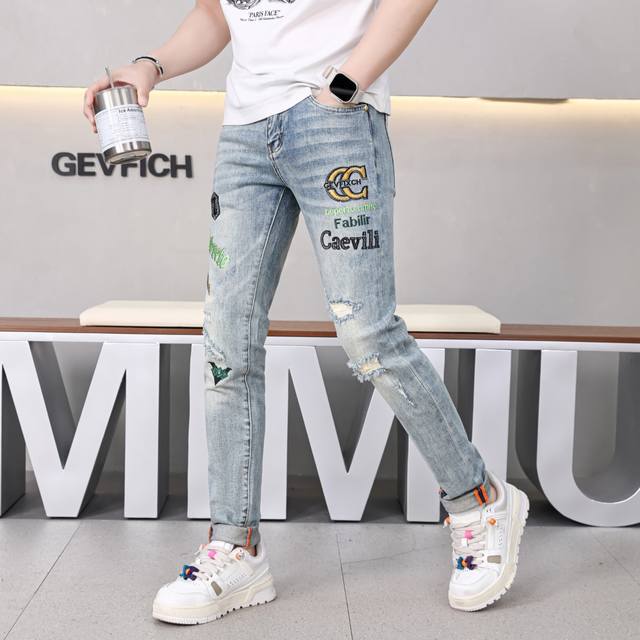 古驰 Ss春夏新品超柔和水洗牛仔裤 ，上身爆帅，小直筒设计，修身裁剪，男款顶级休闲棉质！高端弹力四季百搭通勤牛仔男裤！款式极其的百搭，面料弹力，材质也十分出众，