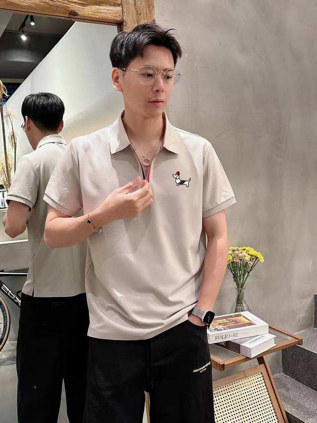 Ziy Tb 2025Ss经典时尚翻领 Polo衫短袖 贸易公司渠道订单，官网同步发售，简约大气，时尚百搭，品相更是无法挑剔更不易褪色彰显出别样的风味码数：M-