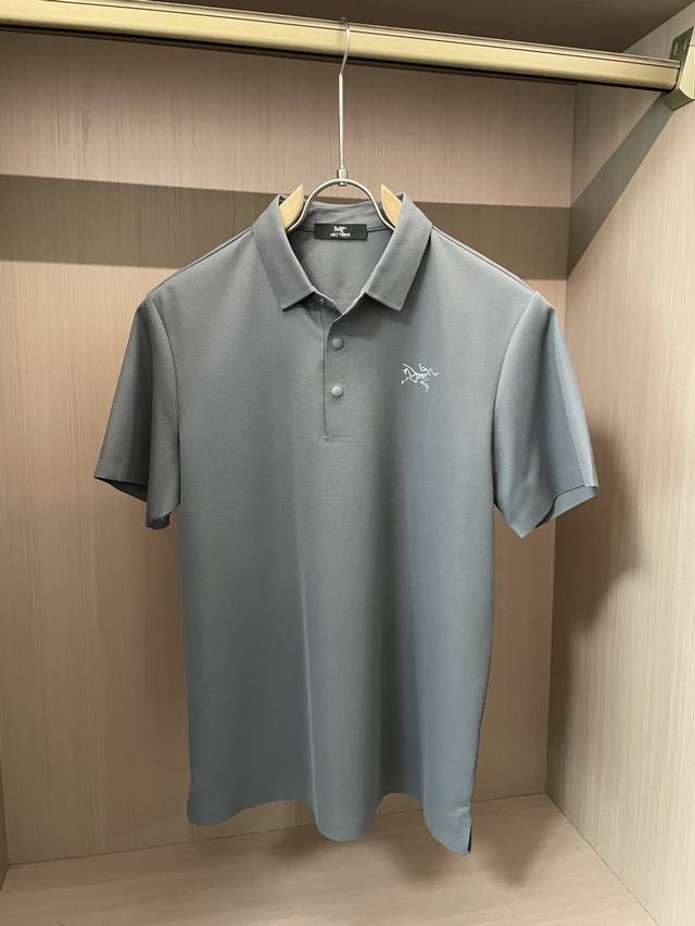 Ziy 始祖鸟 2025春夏经典的Polo领设计，搭配简洁的单排扣，线条利落流畅，巧妙修饰颈部线条，彰显优雅绅士格调。左胸处精致的品牌标识，采用无痕压胶工艺，细
