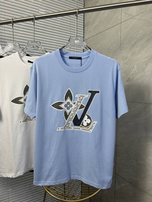 Zg Alouis Vuitton Lv 25春夏最新款印花短袖圆领T恤～印花Logo精致升级～定制纯棉面料，极为亲肤舒适， 摸上去手感非常的柔软，质感很好，做