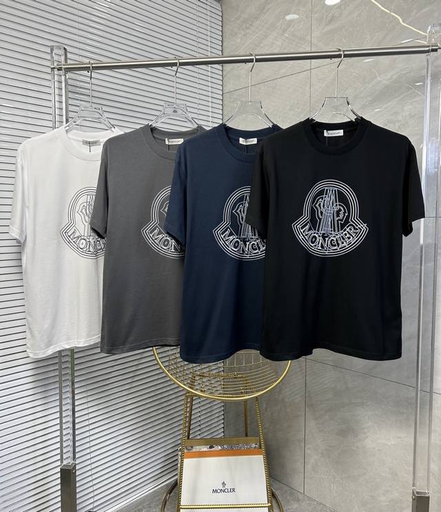 Zg Amon*Cler 蒙口 2025最新款情侣款品牌Logo印花图案圆领短袖 情侣T恤～～ 春夏新品 高品质 时尚百搭潮款 定制进口面料 ！穿着舒适 透气