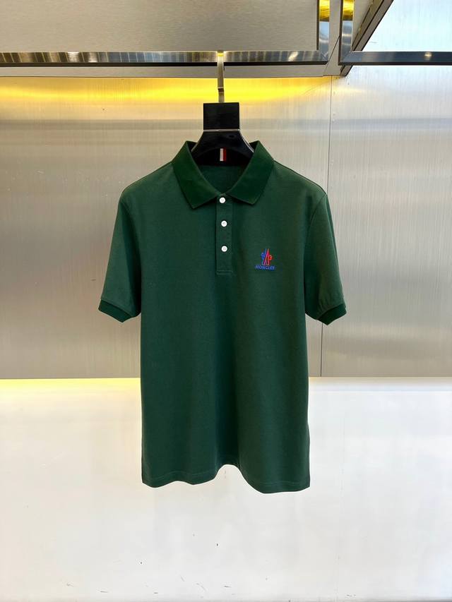 Cx 新品Moncler 蒙口S春夏男士Polo短袖T恤。标识标签Polo衫，这款棉质珠地面料Polo衫诠释经典设计，是衣橱的基本，款实用单品。有领款式，点缀三