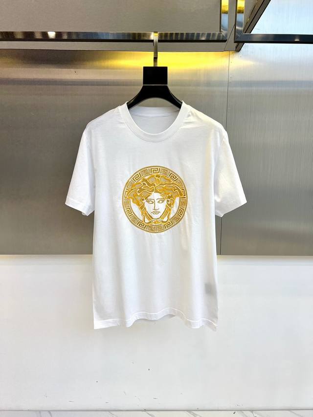 Cx 新品 Versae 范思2025新款男士美杜莎金线重工刺绣字母Logo短袖T恤，选用客供进口32支 紧密100%棉双纱255G重精硫棉材质，面料织纹平顺细