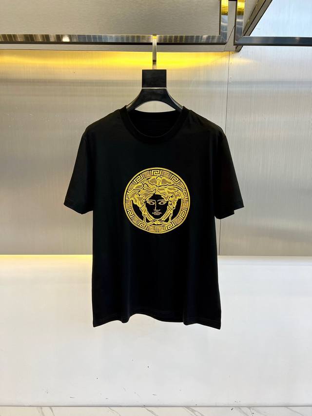 Cx 新品Versae 范思哲2025新款男士美杜莎金线重工刺绣字母Logo短袖T恤，选用客供进口32支 紧密100%棉双纱255G重精硫棉材质，面料织纹平顺细