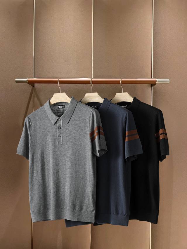 Sg 颜色:黑色，灰色，蓝色码数M-3Xl2025春夏超级爆款推荐，夏季新品男装系列爆款翻领针织衫，作为年度最是经典单品，经过设计重新演绎，独特风格设计，简约大