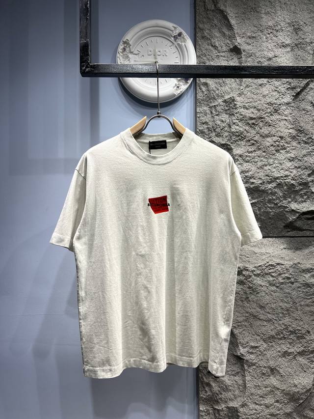 Xp Balenciaga*巴黎世家胶带字母短袖T恤*采用280克面料，水洗做旧形成独特的视觉效果。领口的罗纹针织平整紧密 宽松落肩袖版型*字母标识做了微弹绷带