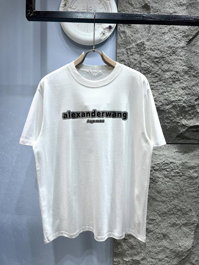 Xp Alexander Wang*亚历山大王烫银印花短袖T恤*采用的是300G重磅平纹，这种面料不仅厚实，而且透气性好，穿着舒适。无论是日常出街还是参加派对，
