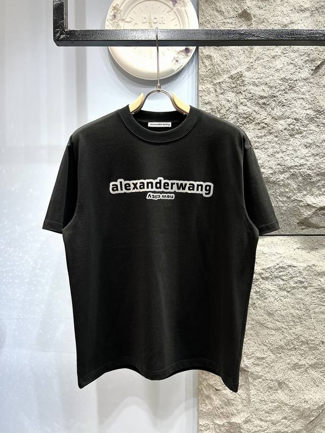 Xp Alexander Wang*亚历山大王烫银印花短袖T恤*采用的是300G重磅平纹，这种面料不仅厚实，而且透气性好，穿着舒适。无论是日常出街还是参加派对，