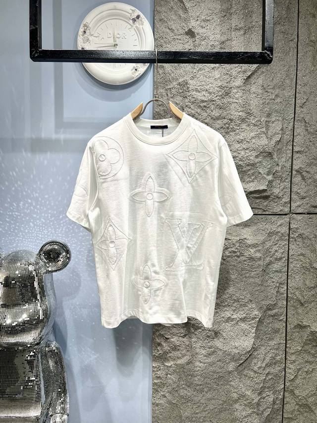 Xp Louis Vuitton*路易威登全幅Monogram 刺绣剪花 T 恤*宽松版型 客供订织23支双纱280克纯棉面料 此面料要明显好于普通纱的面料 由