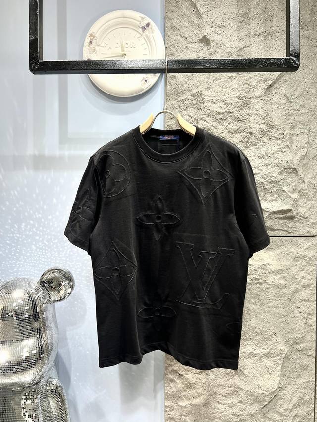 Xp Louis Vuitton*路易威登全幅Monogram 刺绣剪花 T 恤*宽松版型 客供订织23支双纱280克纯棉面料 此面料要明显好于普通纱的面料 由