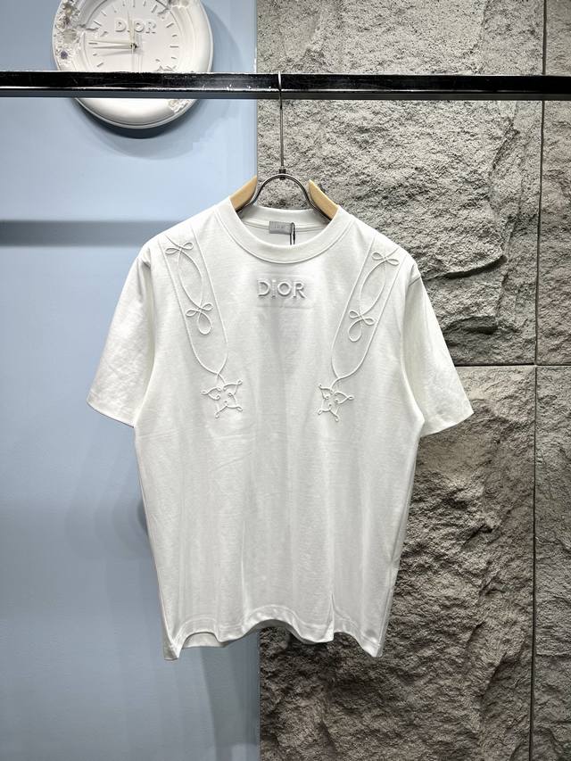 Xp Dior*迪奥刺绣标识短袖T恤*280G定制纯棉活性棉 面料透气舒适易清洗 *刺绣工艺：巴洛克式刺绣 重工编织绣展现绣品呈现立体编织感，领口位子采用立体绣
