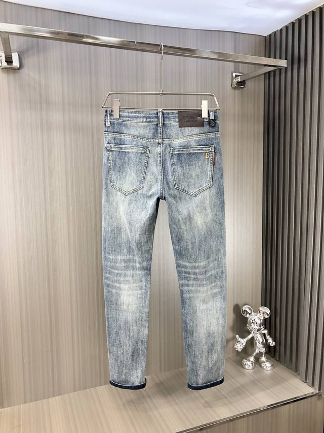 Bai Burberry 巴宝莉 2025春夏最新推出男士牛仔裤新品！重工水洗牛仔面料，定制面料和一般牛仔布料比起来，更加柔软舒适！超重工洗水工艺 双工艺洗水