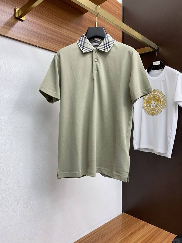 Tai 巴宝莉 2025新款男士珠地棉翻领短袖Polo衫 经典商务男装衬衫领 Polo 衫 棉质珠地面料呈现。轻盈柔软的面料经过成衣染色，营造出优雅纹理，六角珠