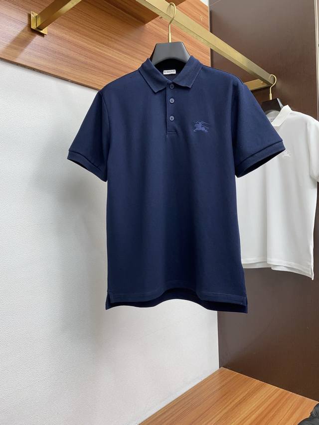 Tai 巴宝莉 2025新款男士珠地棉翻领短袖Polo衫 经典商务男装衬衫领 Polo 衫 棉质珠地面料呈现。轻盈柔软的面料经过成衣染色，营造出优雅纹理，六角珠