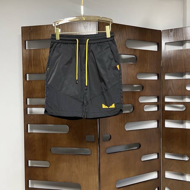 Qiu Burberry 巴宝莉 2025Ss夏季休闲短裤，定织科技面料，日本聚酯纤维轻质轻盈、细腻柔软。弹力松紧腰设置抽绳、腰部细节做工精致考究。简约不失个性