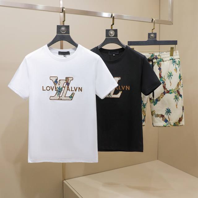 Sijip Lv春夏新款来袭～～这家品质控推荐，这款男士衬衫套装饰有像素格效果标识印花，非常适合夏天穿着 有序格纹的设计， 休闲居家旅游必选，微阔的剪裁，客供定