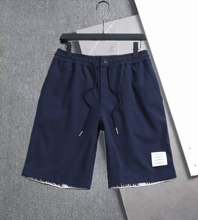 Zhen 夏季暴款Thom Browne 汤姆.布朗休闲短裤，款型大方时尚，复合性柔软面料，腰围可自行调整大小，M-Xxl 最大可穿190斤 宝蓝色