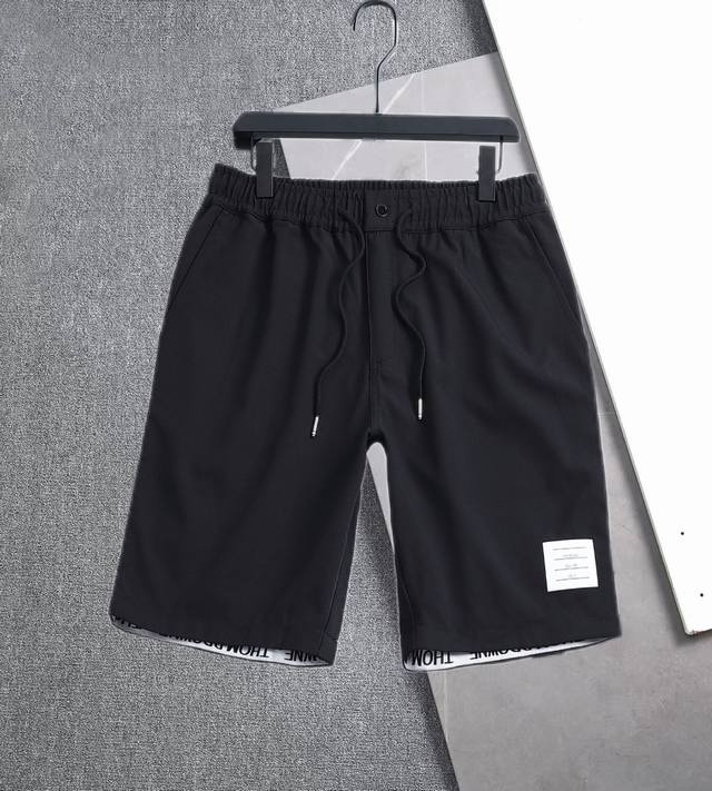 Zhen 夏季暴款Thom Browne 汤姆.布朗休闲短裤，款型大方时尚，复合性柔软面料，腰围可自行调整大小，M-Xxl 最大可穿190斤 黑色