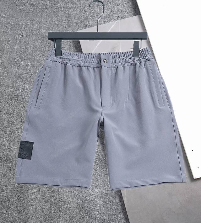 Zhen 最新高品质普拉达Prada夏季休闲短裤，平纹高密弹力涤纶面料，具有超强透气性，排湿性和抗紫外线能力。穿着柔和舒适；Logo极具品牌文化和流行设计；三标