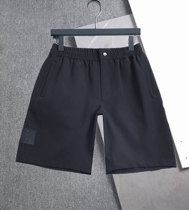 Zhen 最新高品质普拉达Prada夏季休闲短裤，平纹高密弹力涤纶面料，具有超强透气性，排湿性和抗紫外线能力。穿着柔和舒适；Logo极具品牌文化和流行设计；三标