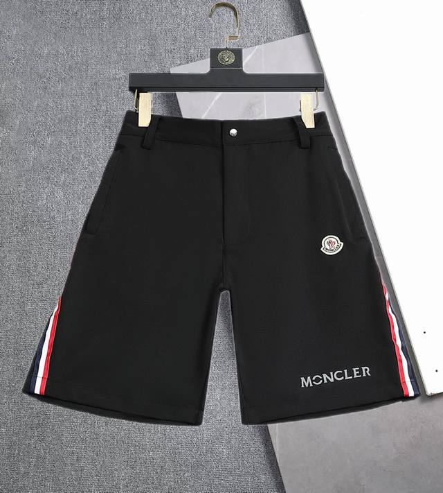 Zhen 蒙口Moncler最新高品质夏季休闲短裤，平纹高密弹力涤纶面料，具有超强透气性，排湿性和抗紫外线能力。穿着柔和舒适；Logo极具品牌文化和流行设计；三