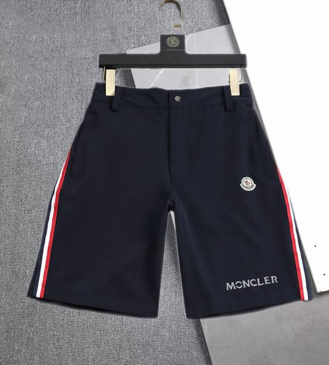 Zhen 蒙口Moncler最新高品质夏季休闲短裤，平纹高密弹力涤纶面料，具有超强透气性，排湿性和抗紫外线能力。穿着柔和舒适；Logo极具品牌文化和流行设计；三