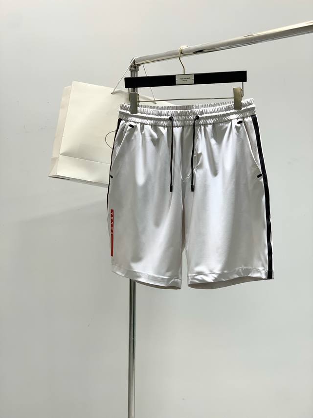 Tai ，Prada 普拉达，2025夏季最新品，专柜同步有售，时尚休闲套装， 进口原版面料，做工极为复杂，唯一可以做代购级别的渠道狠货，顶级印胶工艺字母图案L