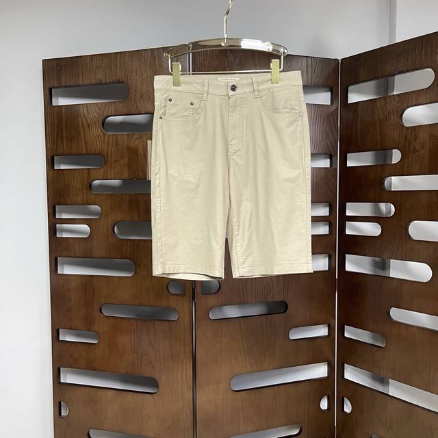 Ai Burberry 巴宝莉 2025春夏新款！官网同步发售。品牌经典 休闲短裤定制面料，舒适度极好，手触感强烈。辨识度极高，完美品相工艺。 上身超漂亮 尺码