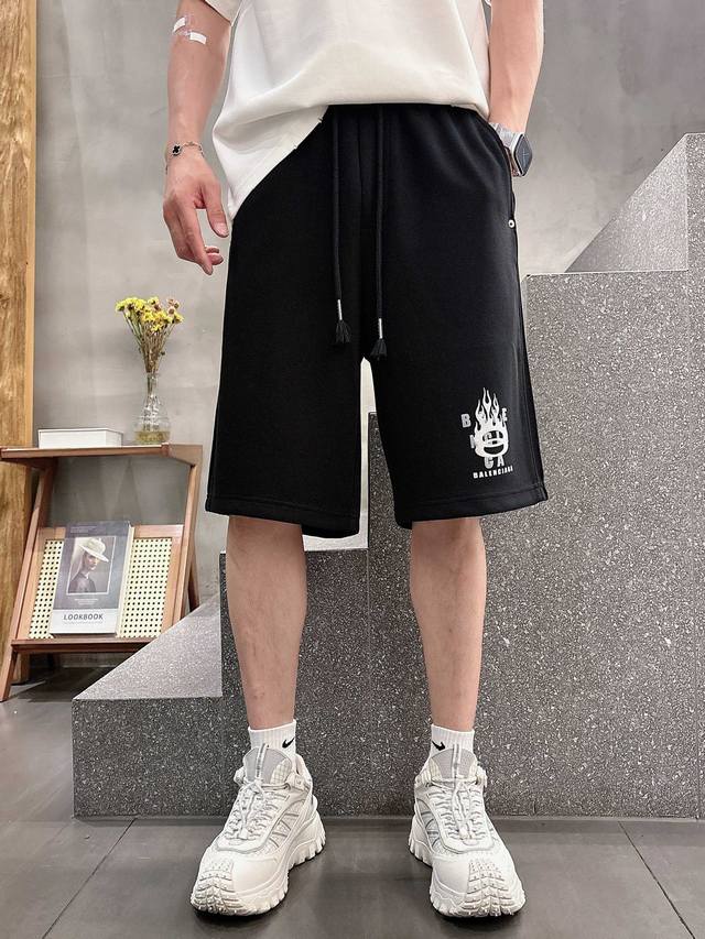 Sh Balenciaga 顶级货品 2025夏季新款休闲短裤！品牌经典Logo休闲裤 ，定制面料，舒适度极好，手触感强烈。辨识度极高，完美品相工艺。 尺码：M