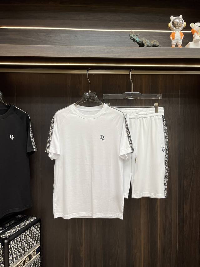 Mos 主推 Dior 早春款2025最新款时尚设计师款迪奥圆领短袖短裤套装，处处细节显工艺足够的高级 结构性剪裁的设计改变来展现男士多样的形象变化，修身利落、