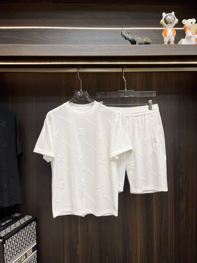Mos 主推 Burberry 早春款2025最新款时尚设计师款巴宝莉圆领短袖短裤套装，处处细节显工艺足够的高级 结构性剪裁的设计改变来展现男士多样的形象变化，