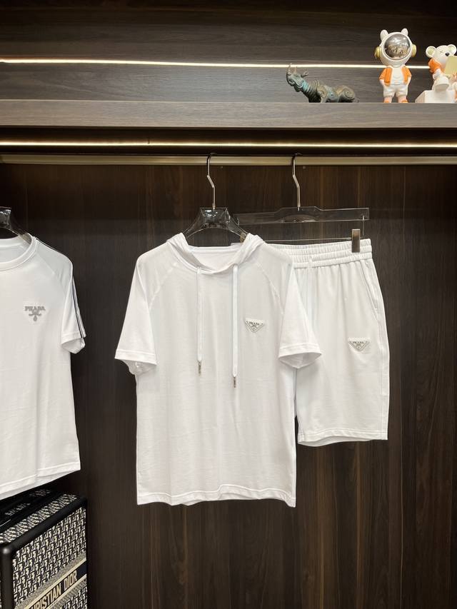 Mos 主推 Prada 早春款2025最新款时尚设计师款普拉达连帽短袖短裤套装，处处细节显工艺足够的高级 结构性剪裁的设计改变来展现男士多样的形象变化，修身利