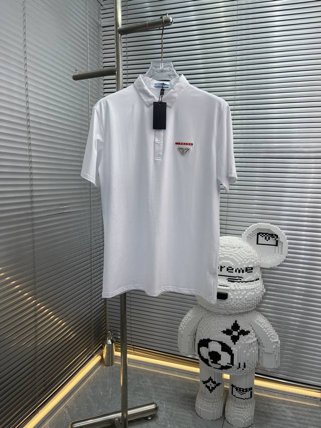 Qq 新品 Prad... 春夏新品 时尚Polo 翻领短袖 高级定制百搭款式 任何人都可以轻松驾驭 面料全订制工艺 胸前奢华经典品牌Logo设计，非常显档次懂