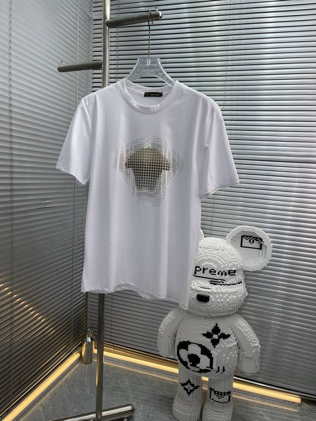 Qq Versac* 范思哲 品牌潮流Logo印花烫钻短袖T恤。定制顶级50支双股精梳棉面料 上身极致舒适透气 ，标志性Logo元素为单品增添设计感，营造出简约