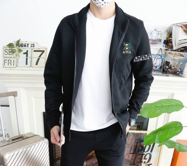 Qq 新季时尚长袖开衫卫衣 高端定制经典系列，时尚有型 经典款式，简单大方，胸前经典品牌高档Logo设计 采用高档内里保暖极佳 可防静电手感舒适顺滑 ，版型超赞