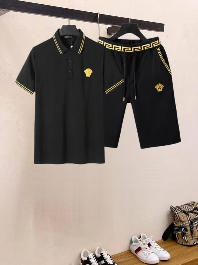 Qq 品牌圆领短袖短裤套装 纯棉面料上身不会闷热，爽滑舒适的亲肤效果更加透气，面料自带肌理感 经典徽标工艺 独有的角度全新演绎 时尚百搭首选！码数:M-3Xl