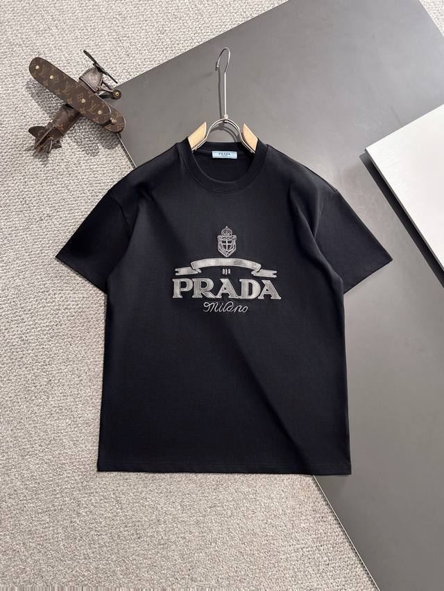 Fan Prada2025春夏款上新 原高版本 普拉达 面料采用280克高密度纯棉 不变形 不缩水 工艺介绍：双线走位 洗水＋前后精密万针进口机刺绣Size：M