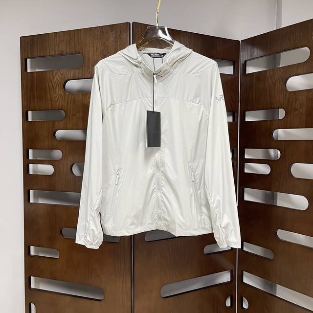 Qiu Arcteryx 始祖鸟 2025春夏官网最新款薄款戴帽薄外套即皮肤衣防晒衣， 帽子收纳 五一出行夏季防晒空调间必备，采用客供牛奶丝2D聚酯纤维面料，手