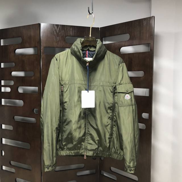 Qiu Moncler 蒙口 2025春夏新款男女同款夹克外套，品牌最新设计素！既不单调也不复杂,恰到好处的展现品味！客供定制进口聚酯纤维面料！面料独具的高奢立