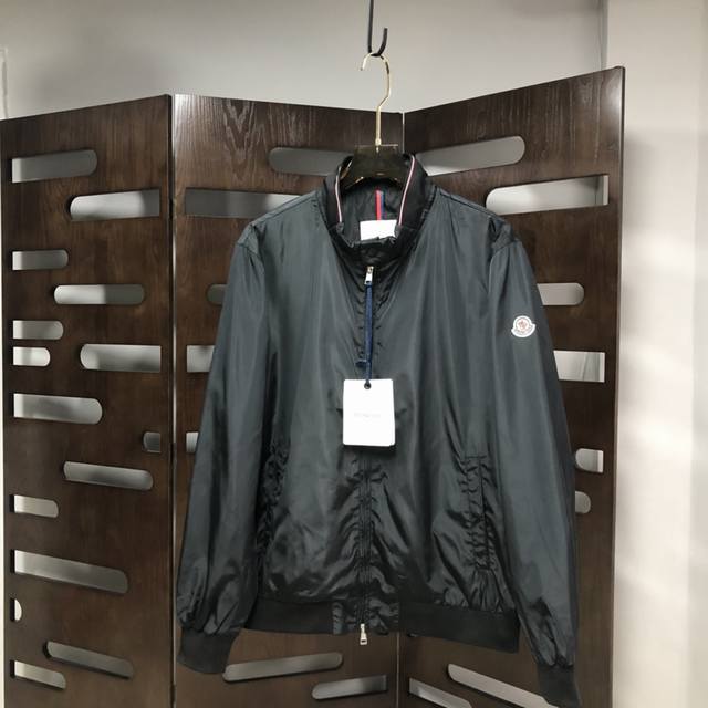 Qiu Moncler 蒙口 2025春夏新款男女同款夹克外套，品牌最新设计素！既不单调也不复杂,恰到好处的展现品味！客供定制进口聚酯纤维面料！面料独具的高奢立