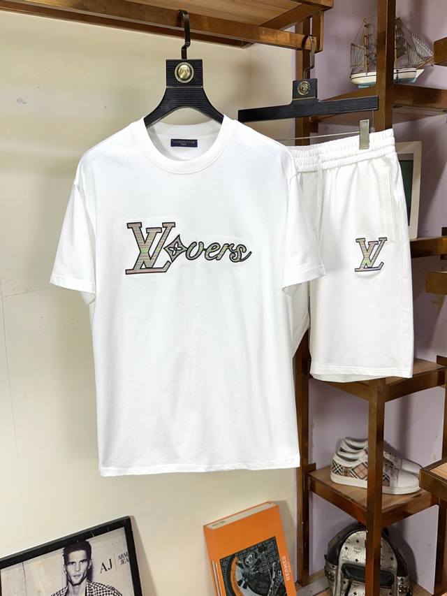 Mos Lv 路易威登 独家专供新款潮男时尚圆领短袖短裤套装，潮流时尚休闲短袖套装！透气舒适度高，细节无可挑剔，品牌元素设计理念，体现高品质。呈现休闲裁剪，上身