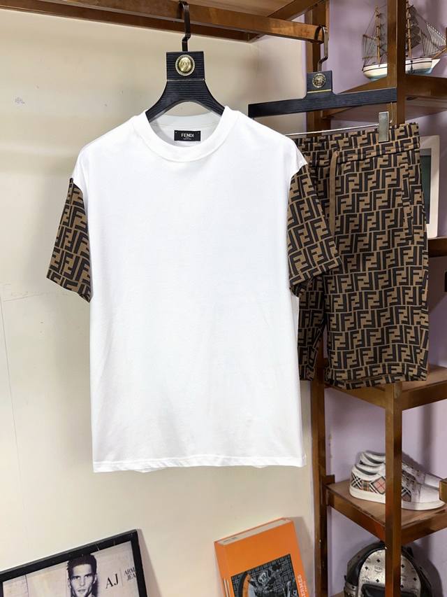 Mos Fendi 芬迪 独家专供新款潮男时尚圆领短袖短裤套装，潮流时尚休闲短袖套装！透气舒适度高，细节无可挑剔，品牌元素设计理念，体现高品质。呈现休闲裁剪，上
