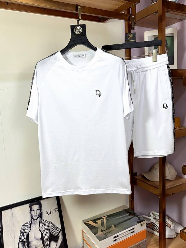 Mos Dior迪奥 独家专供新款潮男时尚圆领短袖短裤套装，潮流时尚休闲短袖套装！透气舒适度高，细节无可挑剔，品牌元素设计理念，体现高品质。呈现休闲裁剪，上身版