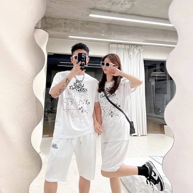Mos 一套 Lss春夏最新款，男女同款，经典设计短袖T恤短裤套装，定制丝光棉面料，手感柔软，穿着舒适，做工精细.上身效果无敌帅气，码数M-3Xl