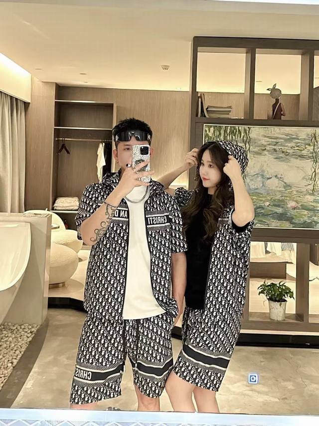 Mos 一套 蒙口Ss春夏新款短袖套装，男女同款。上身效果超赞，码数48-56